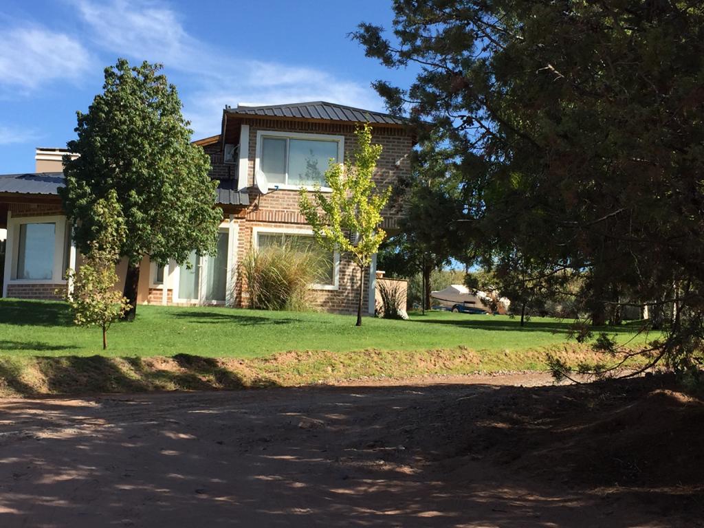 Casa junto al lago Mari Menuco en el Yacht Club Neuquén